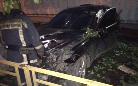 В Кирове водитель на Infiniti врезался в иномарку, снес дерево и забор