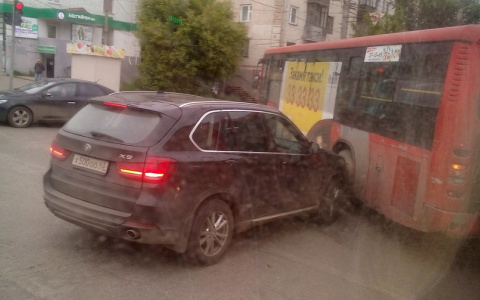 Километровая пробка в центре Кирова образовалась из-за водителя автобуса