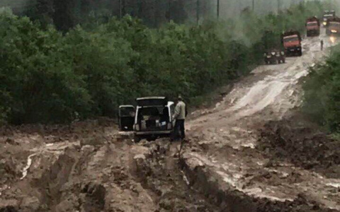 Дорогу Киров-Луза размыло так, что местные объезжают ее через другой регион