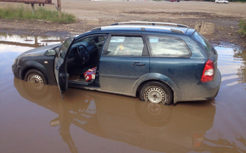 В Кирове у здания городской ГИБДД иномарка застряла в огромной луже