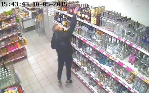 В Чепецке вор украл коньяк из магазина, выпил его на месте и отключился