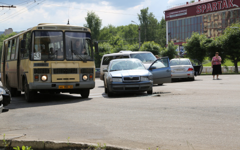 Видео: на Октябрьском проспекте Mitsubishi не пропустил Skoda, пострадали пассажиры