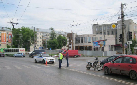 На Воровского водитель скутера сбил пешехода и врезался в автомобиль