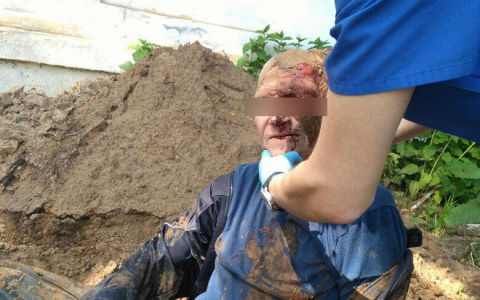 В Кирове в вырытую коммунальщиками яму упал мужчина