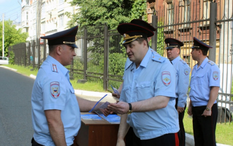 Кировским полицейским вручили ключи от новых служебных автомобилей