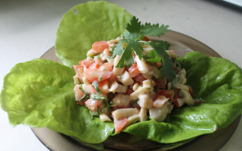 Новое блюдо на вашем столе: салат с кальмарами