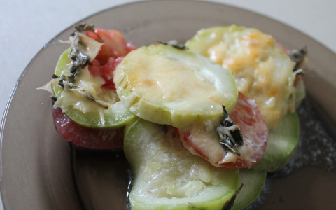 Летнее меню: кабачки с помидорами, сыром и базиликом