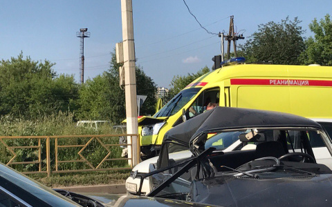 Массовое ДТП на Щорса: от удара машина реанимации влетела в столб