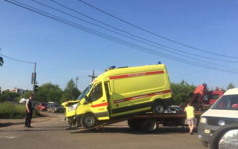 Что обсуждают в Кирове утром: ДТП с машиной реанимации и потоп в ТЦ