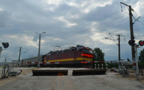 В Кирове дежурная по переезду спасла упавшего под поезд мужчину