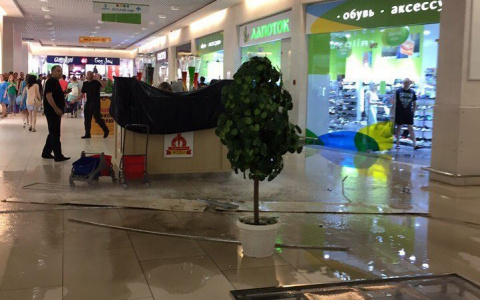 ЧП в торговом центре Jam Молл: сотрудники назвали причину прорыва трубы