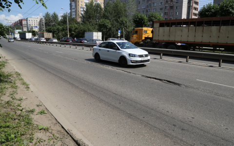 На Производственной из-за скола асфальта прокололи колеса 20 машин