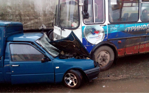 Массовая авария на улице Щорса: «Иж» влетел под пассажирский автобус