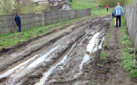 В Кировской области кирпичом от снесенных домов укрепят дороги