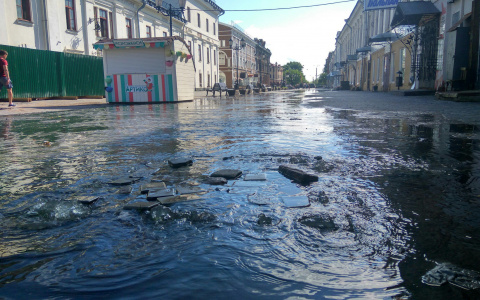 Выяснилось, почему после урагана в Кирове стоял сильный запах канализации