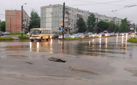 После урагана в Кирове обвалился новый асфальт и разрушились тротуары