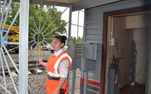 Дежурная по переезду рассказала, как спасла упавшего под поезд  в Кирове