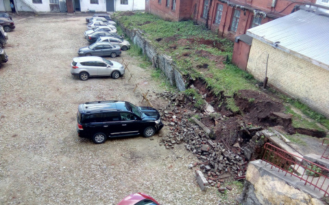 В Кирове упавшие из-за урагана кирпичи повредили иномарку за 5 миллионов