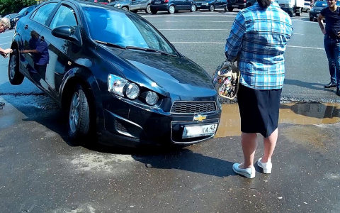 В центре Кирова иномарка передней частью провалилась в яму
