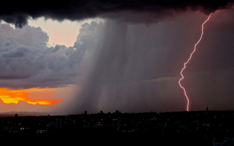 Во время грозы в Кирове в опору ЛЭП ударила молния