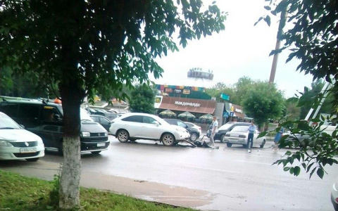 У цирка столкнулись две иномарки: от удара у легковушки вырвало дверь