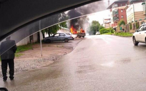 Видео: утром в элитном районе Кирова сгорела машина