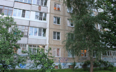 В Кирове двухлетний ребенок выпал из окна