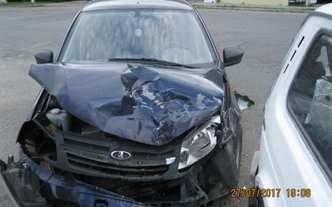 В Кирове пьяный водитель на «Ниве» влетел в авто, где сидел маленький ребенок