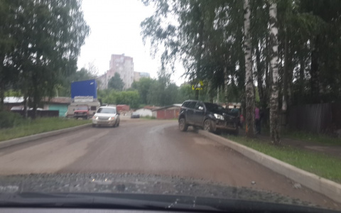 Очевидцы: «Ночью на улице Шинников школьники на внедорожнике влетели в дерево»