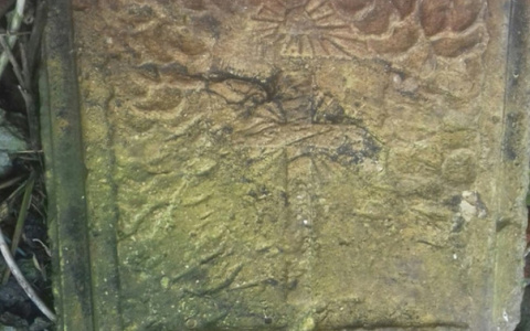 Во время ремонта на улице Московской нашли старинное надгробие