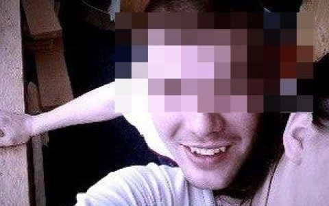 Молодой человек, выпавший из окна на улице Упита, умер в больнице