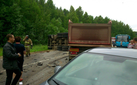 На Советском тракте «Калина» влетела в грузовик «Вольво»: есть погибшие