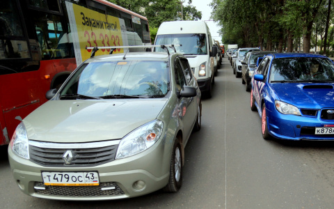 В Кирове из-за обрыва проводов образовалась огромная пробка на Московской
