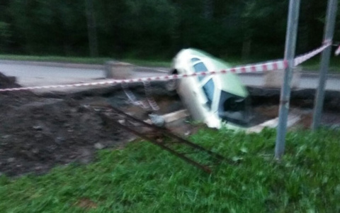 В Кирове "Лада Калина" пробила бетонный блок и провалилась под землю