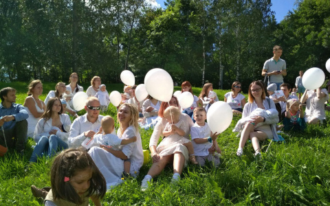Фоторепортаж: в Кирове прошел флешмоб кормящих мам