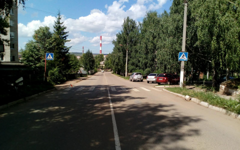 В Кировской области сбили женщину с коляской: ребенка увезли в больницу