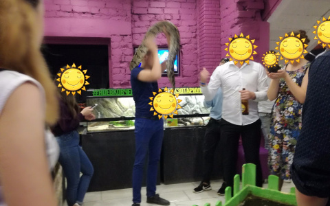 Кировчане возмутились, что в ночном клубе выставили контактный зоопарк