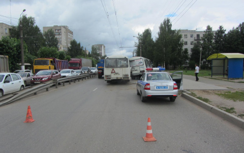 В Кирове столкнулись два автобуса: пострадали 19-летняя девушка и ребенок