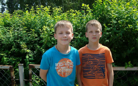 У мальчиков-двойняшек из Кирова началась деформация ног и тела из-за редкой болезни