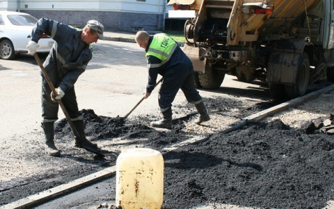 Кировские дорожники закатали в асфальт несколько пожарных водоисточников