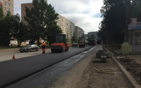 На Кольцова люди вынуждены идти к остановке по горячему асфальту