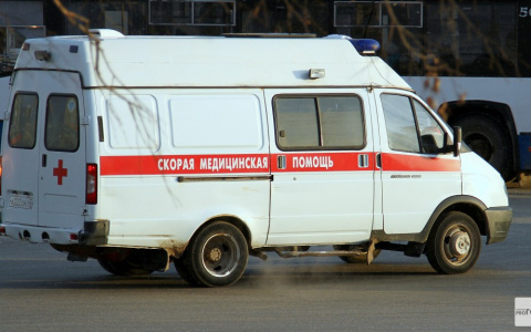 Очевидцы: «В Чепецком районе мужчина умер в машине скорой, ехавшей на вызов полчаса»