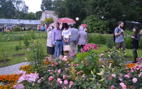 Сотни кировчан пришли на открытие ботанического сада