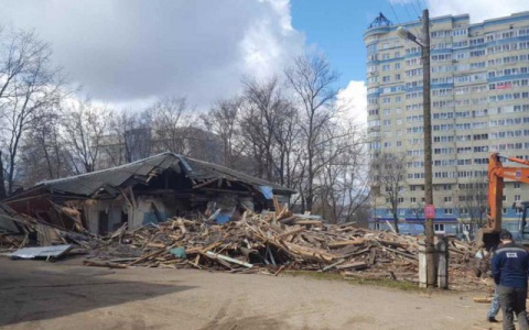 За жилым комплексом "Алые паруса" начали благоустраивать сквер