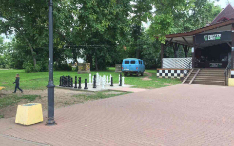 С набережной Грина убрали огромные шахматы