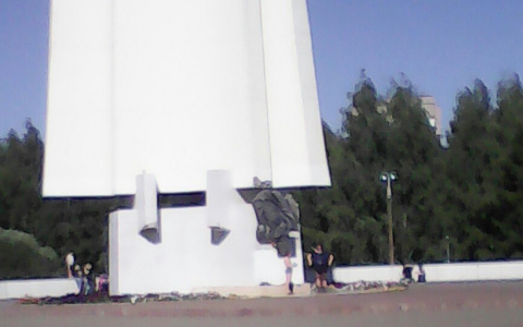 У Вечного огня в парке Победы дети вновь сушили одежду