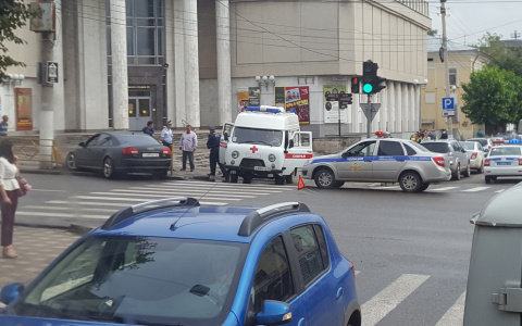 В центре Кирова «Ауди» снесла ограждение: пострадала женщина-пешеход