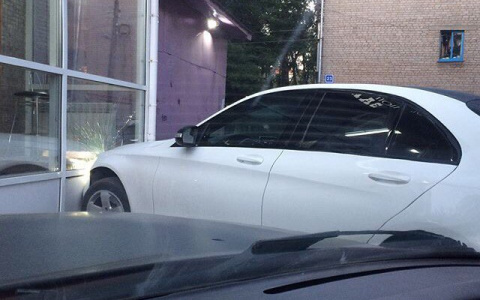 Очевидцы: «В Кирове девушка на «Мерседесе» протаранила стену ночного клуба»