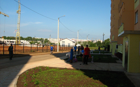 В Чистых прудах неизвестные кинули с балкона кирпич на голову мужчины