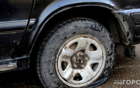 Во дворе на улице Ленина за ночь изрезали колеса на 15 машинах